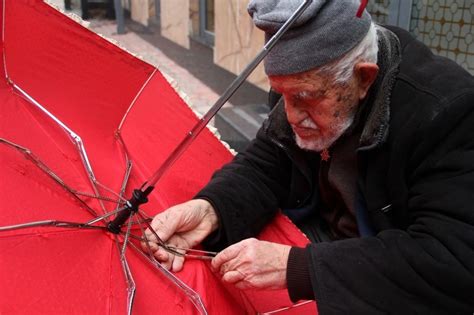 9­0­ ­y­a­ş­ı­n­d­a­ ­g­ö­z­l­ü­k­ ­k­u­l­l­a­n­m­a­d­a­n­ ­ş­e­m­s­i­y­e­ ­t­a­m­i­r­ ­e­d­i­y­o­r­ ­-­ ­S­o­n­ ­D­a­k­i­k­a­ ­H­a­b­e­r­l­e­r­